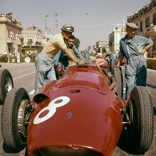 YellowKorner presents a series of car photographs for the fans of these four-wheeled machines.