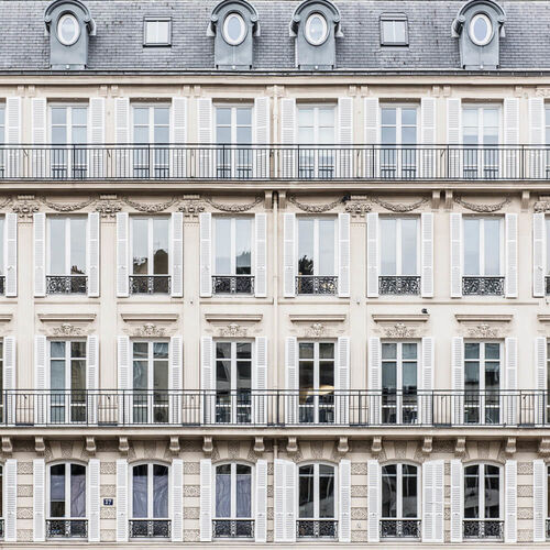 Paris has always been an inexhaustible source of inspiration for lovers of photography. Called the city of love or the city of lights, it is an open-air museum.